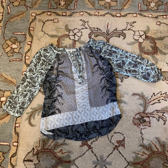 Daniel Rainn Tops - Nice flowy blouse daniel rainn